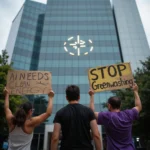 Activistas de Greenpeace protestan frente a la sede de NVIDIA con carteles sobre energía limpia y greenwashing,...